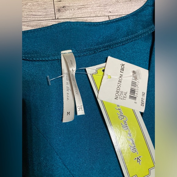 NWT Womens Nordstrom Rack Romper Size MEDIUM Teal Shorts Button Vneck One Piece - Picture 4 of 4